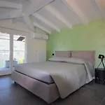 Jolanda Bellagio Wild Flowers Apartment Onno